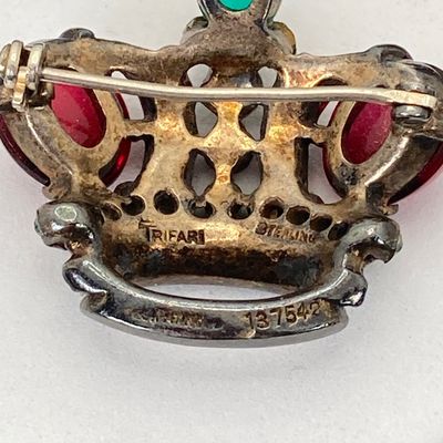 LOT 6: Vintage Trifari Alfred Philippe Crown Cabochon Brooch Pin - 13.0 GTW