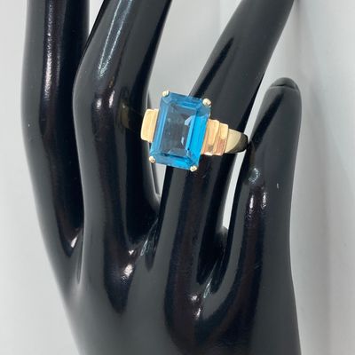 LOT 73: JL Gold Blue Glass / Stone Ring - 10KT, 4.9 GTW