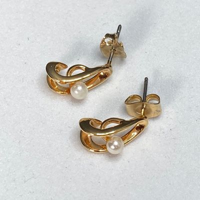 LOT 518: Gold Tone Pierced Earrings, Souvenirs (Niagra Falls), Assorted Pins and More
