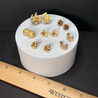 LOT 518: Gold Tone Pierced Earrings, Souvenirs (Niagra Falls), Assorted Pins and More