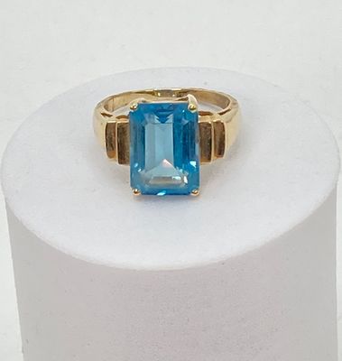 LOT 73: JL Gold Blue Glass / Stone Ring - 10KT, 4.9 GTW