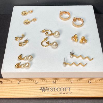 LOT 518: Gold Tone Pierced Earrings, Souvenirs (Niagra Falls), Assorted Pins and More