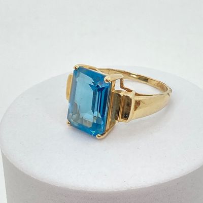 LOT 73: JL Gold Blue Glass / Stone Ring - 10KT, 4.9 GTW
