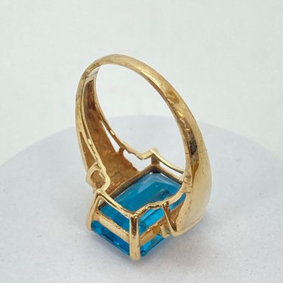 LOT 73: JL Gold Blue Glass / Stone Ring - 10KT, 4.9 GTW
