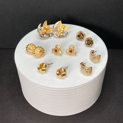 LOT 518: Gold Tone Pierced Earrings, Souvenirs (Niagra Falls), Assorted Pins and More
