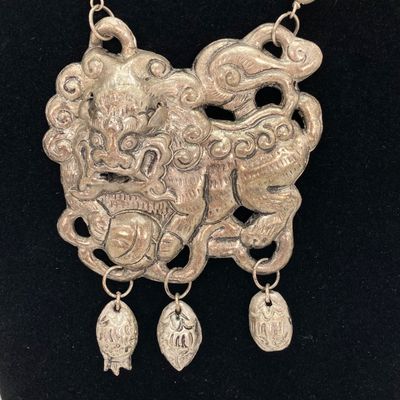 LOT 521: Vintage Ornate Metal Foo Dog / Lion Statement Necklace