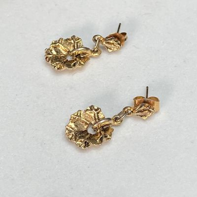 LOT 518: Gold Tone Pierced Earrings, Souvenirs (Niagra Falls), Assorted Pins and More