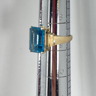 LOT 73: JL Gold Blue Glass / Stone Ring - 10KT, 4.9 GTW