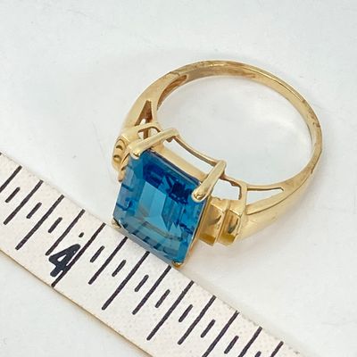 LOT 73: JL Gold Blue Glass / Stone Ring - 10KT, 4.9 GTW
