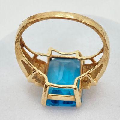 LOT 73: JL Gold Blue Glass / Stone Ring - 10KT, 4.9 GTW