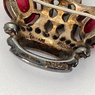 LOT 6: Vintage Trifari Alfred Philippe Crown Cabochon Brooch Pin - 13.0 GTW