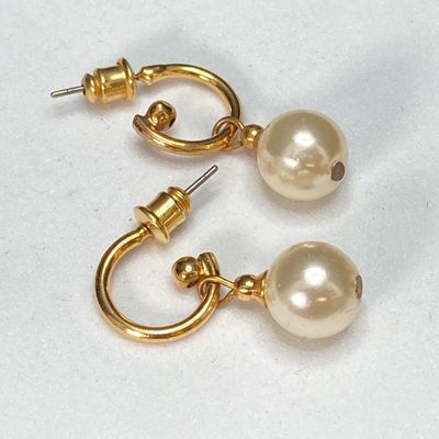 LOT 518: Gold Tone Pierced Earrings, Souvenirs (Niagra Falls), Assorted Pins and More