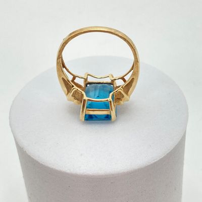 LOT 73: JL Gold Blue Glass / Stone Ring - 10KT, 4.9 GTW