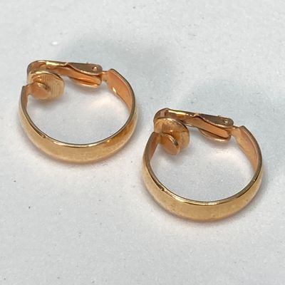 LOT 518: Gold Tone Pierced Earrings, Souvenirs (Niagra Falls), Assorted Pins and More