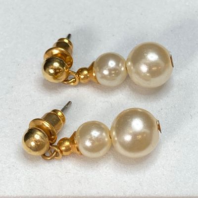 LOT 518: Gold Tone Pierced Earrings, Souvenirs (Niagra Falls), Assorted Pins and More