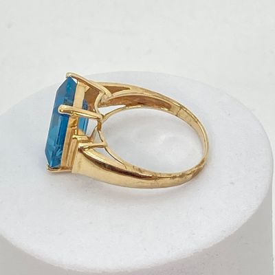 LOT 73: JL Gold Blue Glass / Stone Ring - 10KT, 4.9 GTW
