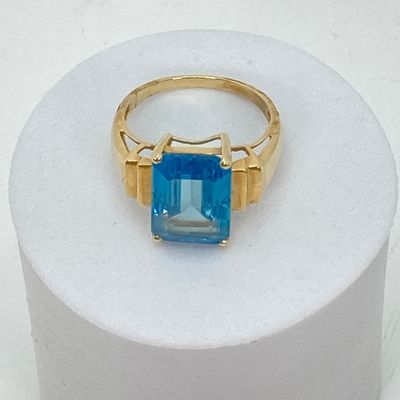 LOT 73: JL Gold Blue Glass / Stone Ring - 10KT, 4.9 GTW