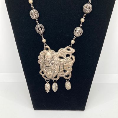 LOT 521: Vintage Ornate Metal Foo Dog / Lion Statement Necklace