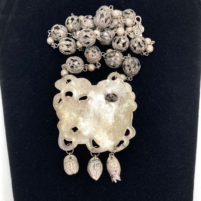 LOT 521: Vintage Ornate Metal Foo Dog / Lion Statement Necklace