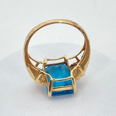 LOT 73: JL Gold Blue Glass / Stone Ring - 10KT, 4.9 GTW