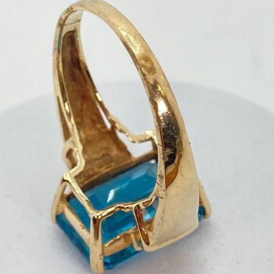 LOT 73: JL Gold Blue Glass / Stone Ring - 10KT, 4.9 GTW
