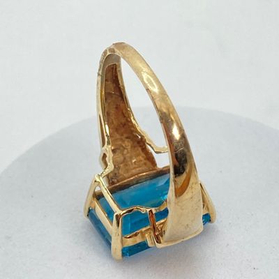 LOT 73: JL Gold Blue Glass / Stone Ring - 10KT, 4.9 GTW