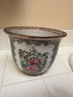 Sale Photo Thumbnail #391: Chinese Rose Medallion porcelain planter featuring hand-painted floral motifs, butterflies, and a decorated gilt rim.
