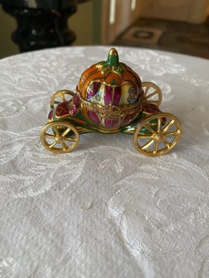 Hand-painted Limoges porcelain Cinderella pumpkin carriage trinket box featuring gilt metal wheels, trim, and a crown clasp.