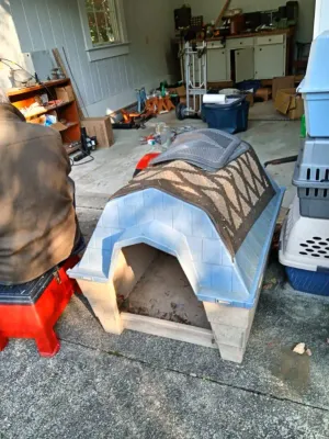 Sale Photo Thumbnail #31: Igloo Dog House