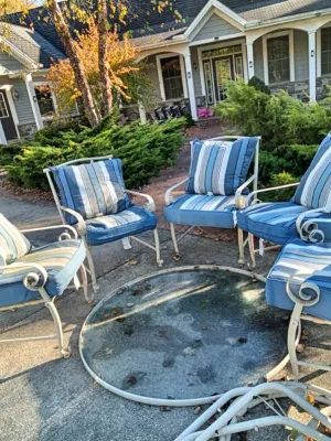 Sale Photo Thumbnail #32: Hvy White Iron Patio Chairs (5) and Round Glass Table