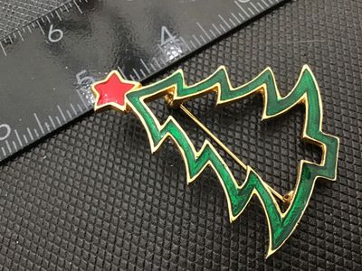 Sale Photo Thumbnail #64: A vintage gold-tone openwork Christmas tree brooch featuring green and red enamel with a star topper. Stamped with the '©JJ' hallmark on the reverse for Jonette Jewelry. Pin mechanism on the back is intact and functional. Measures approximately 2.5 inche