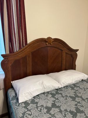 Sale Photo Thumbnail #12: Traditional carved wooden headboard featuring a arched silhouette, shell motif crest, and book-matched wood veneers.