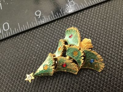 Sale Photo Thumbnail #153: Vintage Christmas tree brooch pin by JJ (Jonette Jewelry Co.). Features a textured gold-tone finish with green enamel accents and multi-colored rhinestone ornaments topped with a clear rhinestone star. Signed ©JJ on the back. Shows minor enamel wear cons