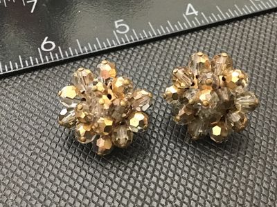 Sale Photo Thumbnail #125: Pair of vintage cluster clip-on earrings featuring faceted champagne and smoky crystal beads wire-wrapped onto gold-tone bases. Each earring measures approximately 1 inch in diameter. In good vintage condition with functioning clip backs.