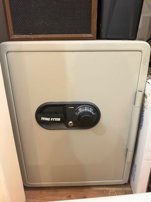 Sale Photo Thumbnail #876: Safe with key and combination