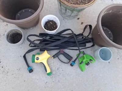 Sale Photo Thumbnail #109: ASSORTED GARDEN PLANTERS AND POTS, EXPANDABLE HOSE, MIRACLE-GRO SPRAY NOZZLE, SPRAY ATTACHMENTS, AND SPRINKLER HEAD.