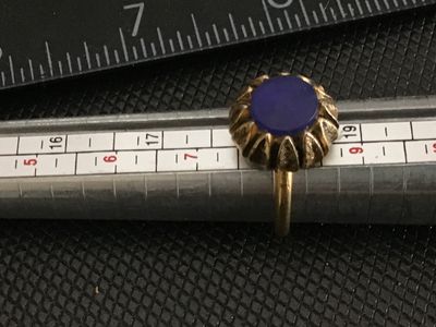 Sale Photo Thumbnail #191: Vintage gold tone cocktail ring featuring a textured crown/petal bezel and a round, flat dark blue cabochon insert. The band appears adjustable. Ring size measures approximately size 7 to 7.5 on a ring mandrel. Good vintage condition with light wear consi
