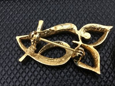 Sale Photo Thumbnail #80: Pair of vintage gold-tone animal brooches/pins. Includes an openwork stylized owl brooch and a Jonette Jewelry (JJ) brooch featuring two cats inside a heart frame. Both pieces have standard rollover safety pin clasps on the back. Show light vintage wear w