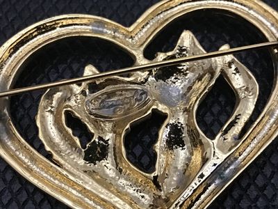 Sale Photo Thumbnail #81: Pair of vintage gold-tone animal brooches/pins. Includes an openwork stylized owl brooch and a Jonette Jewelry (JJ) brooch featuring two cats inside a heart frame. Both pieces have standard rollover safety pin clasps on the back. Show light vintage wear w