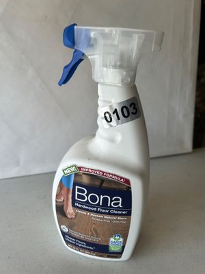 Sale Photo Thumbnail #152: A 32 fl oz (946 mL) spray bottle of Bona Hardwood Floor Cleaner featuring an improved residue-free formula.