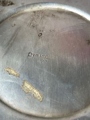 Sale Photo Thumbnail #170: A vintage silver-plated ice bucket or covered serving dish made by Wm. Rogers (marked 27 on bottom). Features shell-motif side handles, a removable lid with a fluted finial, and a clear glass interior liner. Exhibits light surface tarnish and age-appropri
