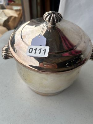 Sale Photo Thumbnail #168: A vintage silver-plated ice bucket or covered serving dish made by Wm. Rogers (marked 27 on bottom). Features shell-motif side handles, a removable lid with a fluted finial, and a clear glass interior liner. Exhibits light surface tarnish and age-appropri
