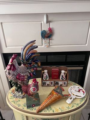 Sale Photo Thumbnail #8: Collection of country rooster-themed home decor, including large ceramic figurines, a small wooden spice rack with salt and pepper shakers, a trivet, wall hanging, and cornucopia vase.