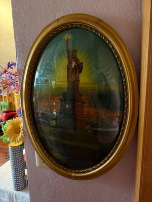 Sale Photo Thumbnail #67: Vintage convex bubble glass framed artwork depicting the Statue of Liberty, set in an oval molded gold frame.