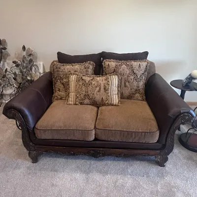 Sale Photo Thumbnail #51: F loveseat