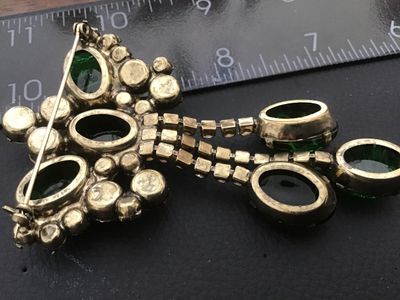 Sale Photo Thumbnail #5: Vintage statement brooch featuring emerald green art glass cabochons with white/swirled inclusions, multi-tone green and light yellow rhinestones, and hanging rhinestones with dangle cabochons. Set in a gold-tone or brass-tone metal mounting with a rollov