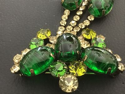 Sale Photo Thumbnail #3: Vintage statement brooch featuring emerald green art glass cabochons with white/swirled inclusions, multi-tone green and light yellow rhinestones, and hanging rhinestones with dangle cabochons. Set in a gold-tone or brass-tone metal mounting with a rollov