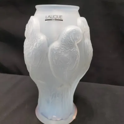 1924 SIGNED LALIQUE MACAW OPALESCENT VASE