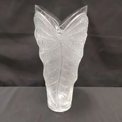 ANTHURIUM SIGNED LALIQUE CRYSTAL VASE 