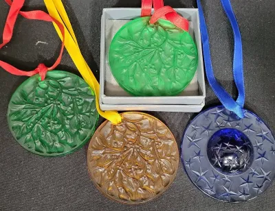 FOUR COLORFUL LALIQUE CHRISTMAS ORNAMENTS 